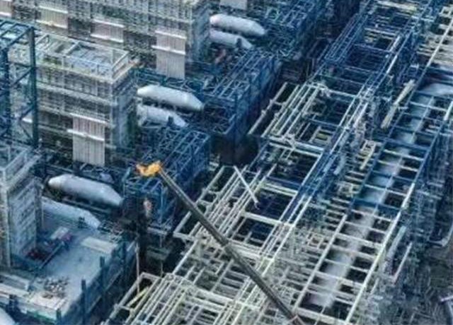 中油六建裂解炉安装视图
